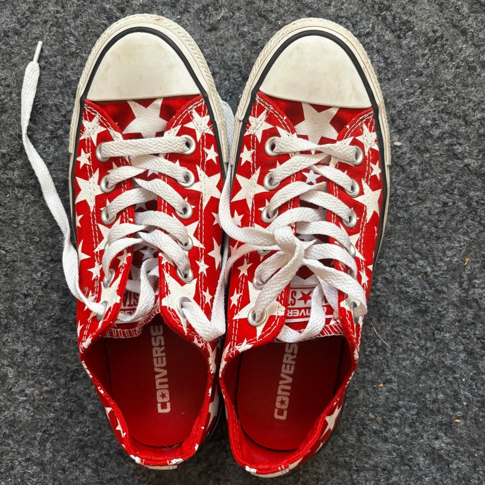 Red all star converse with white stars